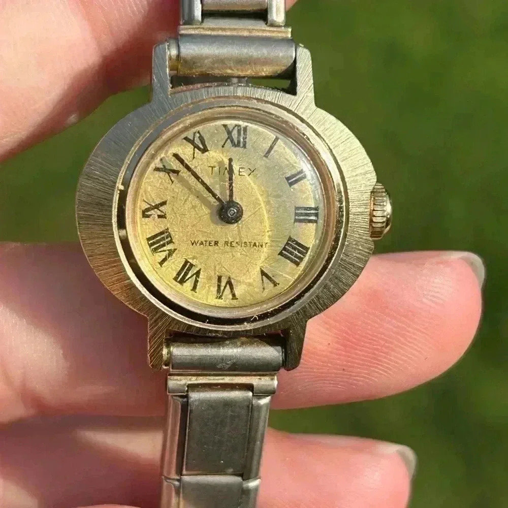 TIMEX vintage woman gold wristband watch size  6 inches